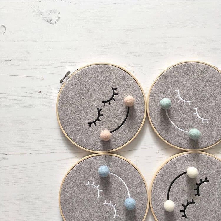 Felt smile перевод. Смайлики из фетра. felt smile.