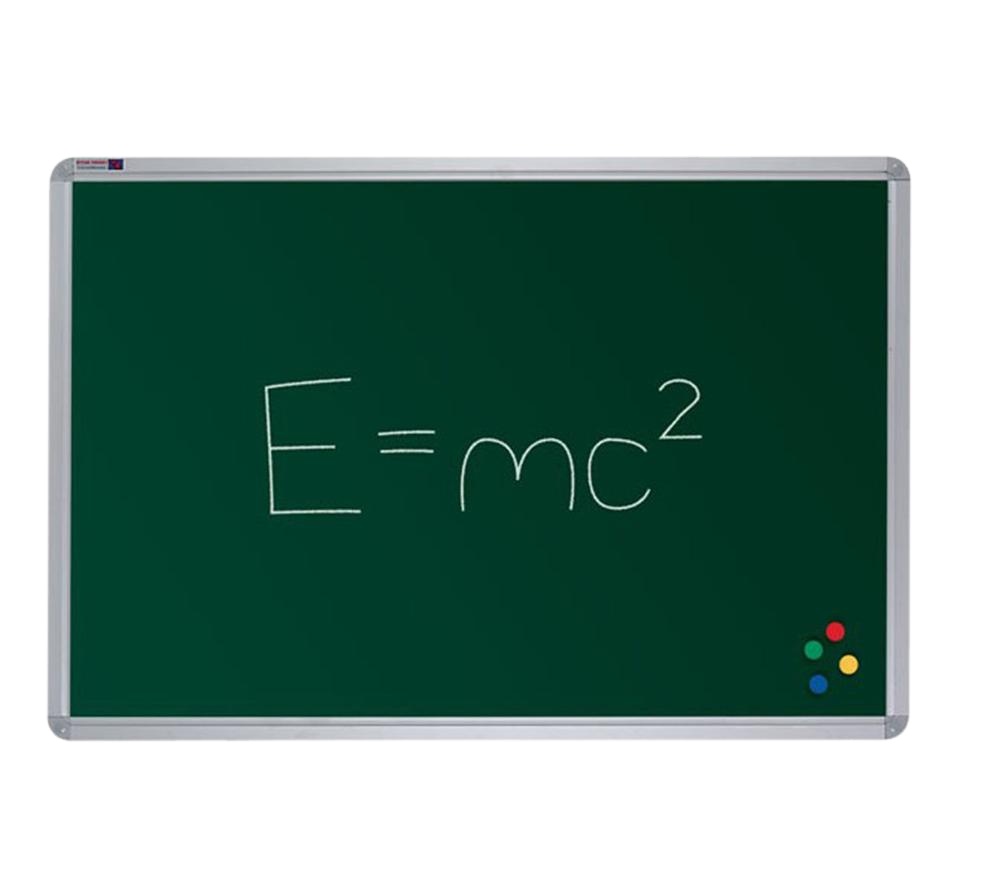 Записанный на доске пример Premium Photo Stack of books with a red apple and a blackboard with "1+1=" writ