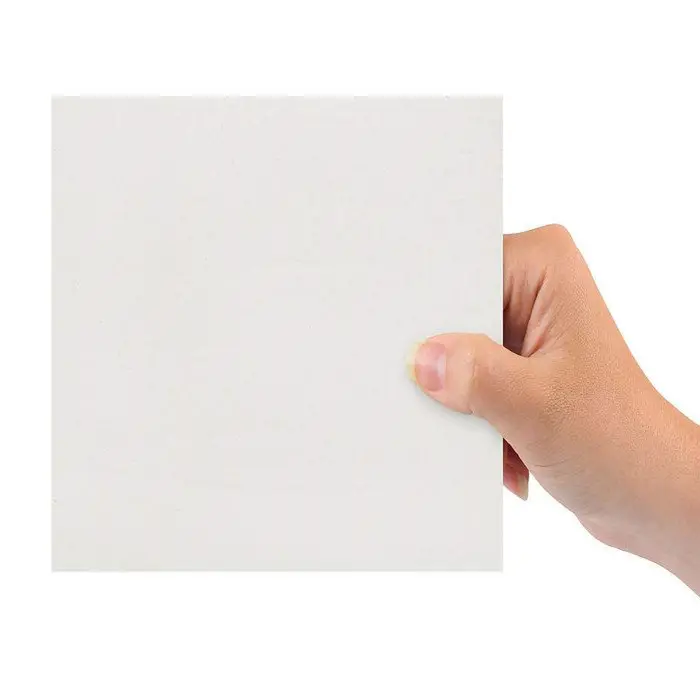 Лист белый с обратной стороны. Рука держит бумагу. Листок в руке. Листок бумаги в руке. Белый лист в руках.