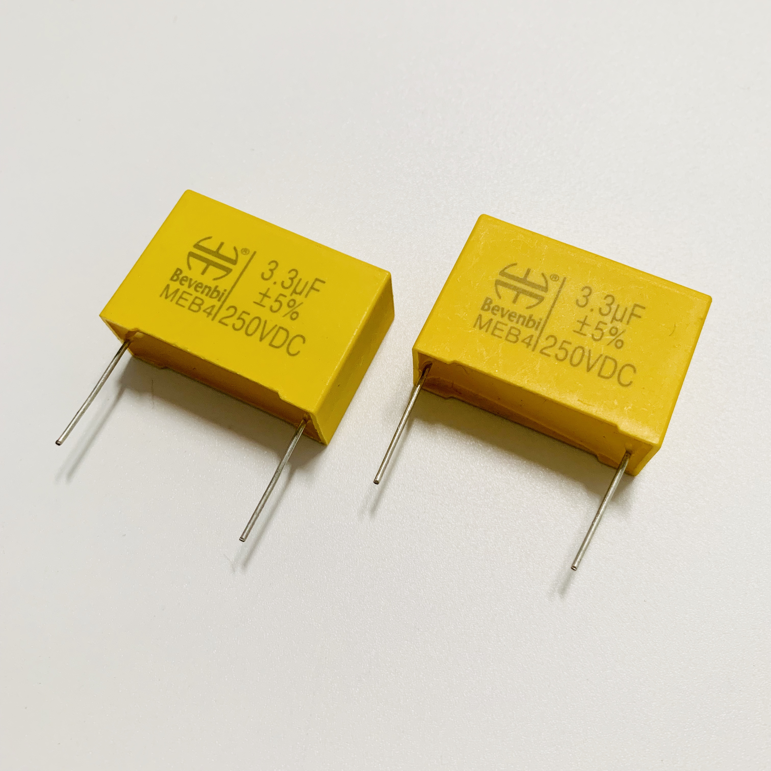 200x Assorted Aluminum Electrolytic Capacitor 15 Values 0.1uF-220uF With Housing
