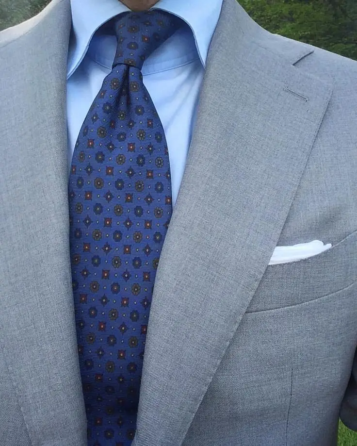 Рубашка и галстук к серому