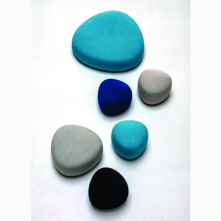 Цветной простой и современный модульный диван в общественных местах