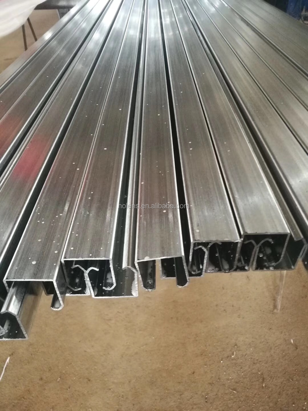 中国供应商v型槽镀锌滑动五金门辊,带外支架用于推拉窗 & 大门