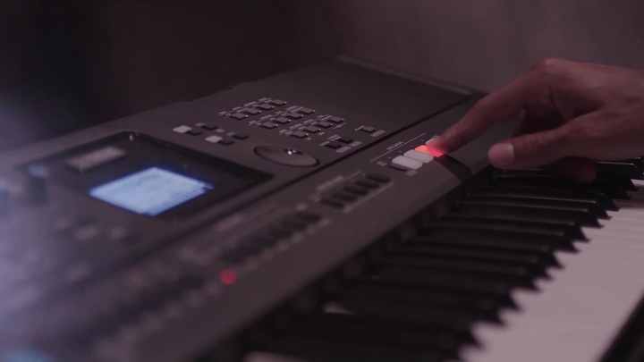 Yamahas PSR-473 Electronic Organ - 61 Keys & LCD Display