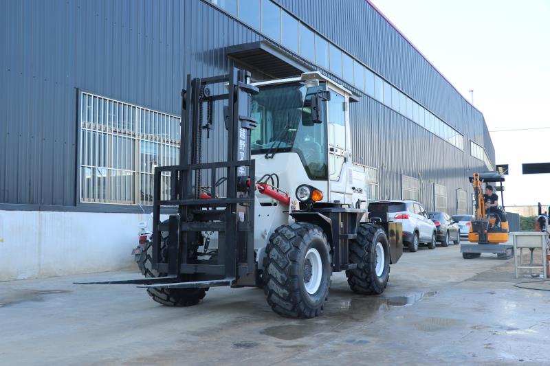 Hot-selling cross-country forklift to lifting 3-6 meters high on the outdoor muddy road and construction site