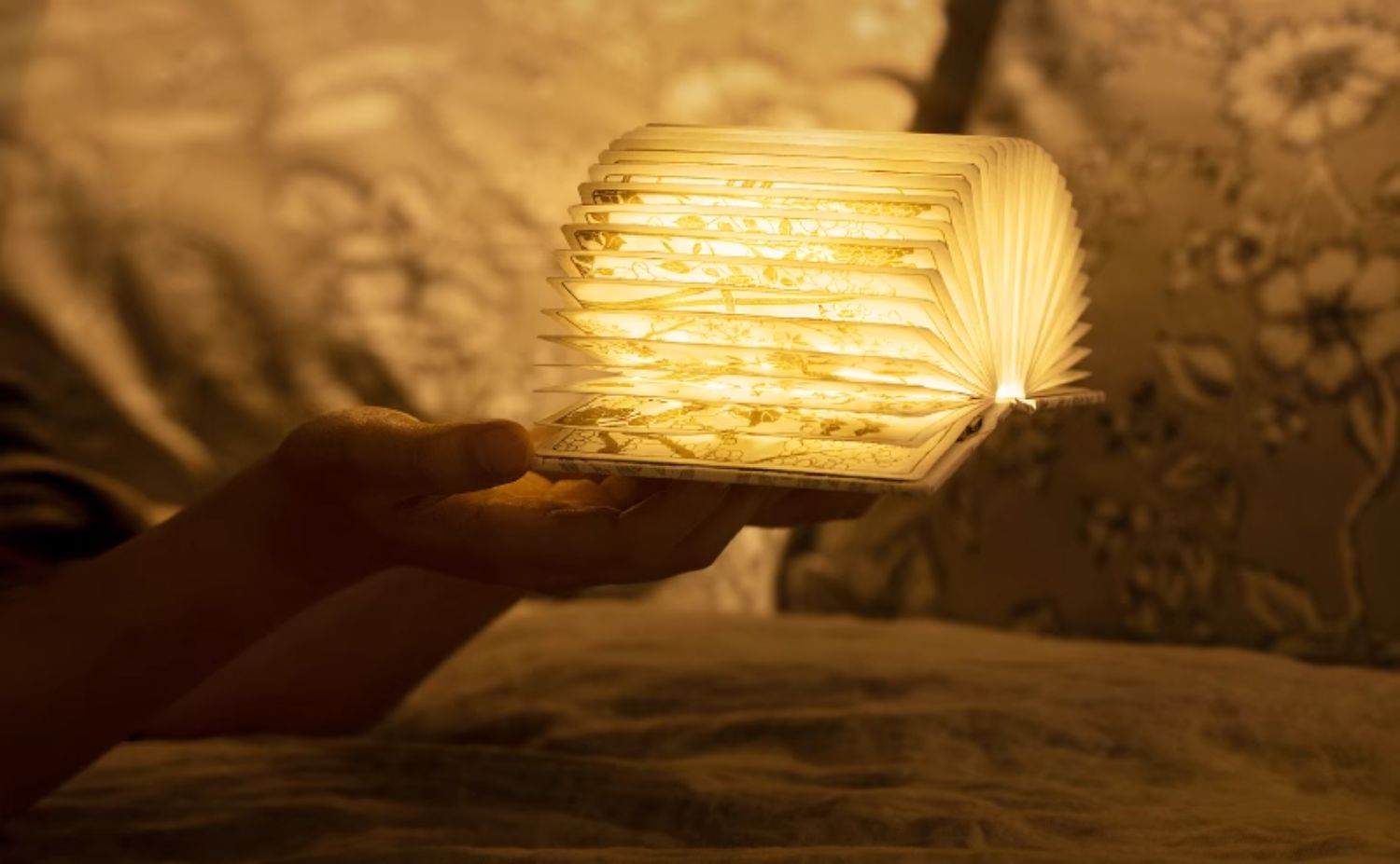 Modern Eco-friendly Forbidden City Taobao Book Lamp Twelve Flower