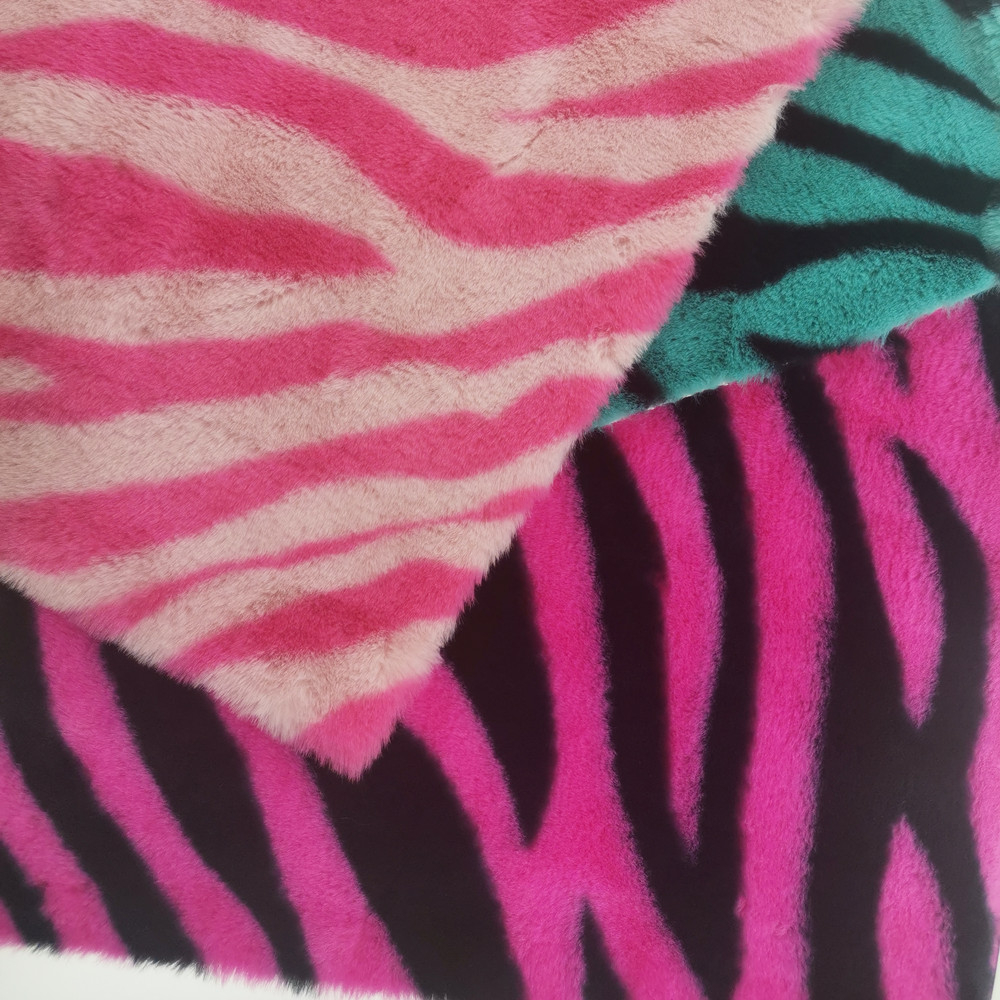 100% полиэфирный материал, очень мягкая пушистая меховая ткань, кролик с принтом животных