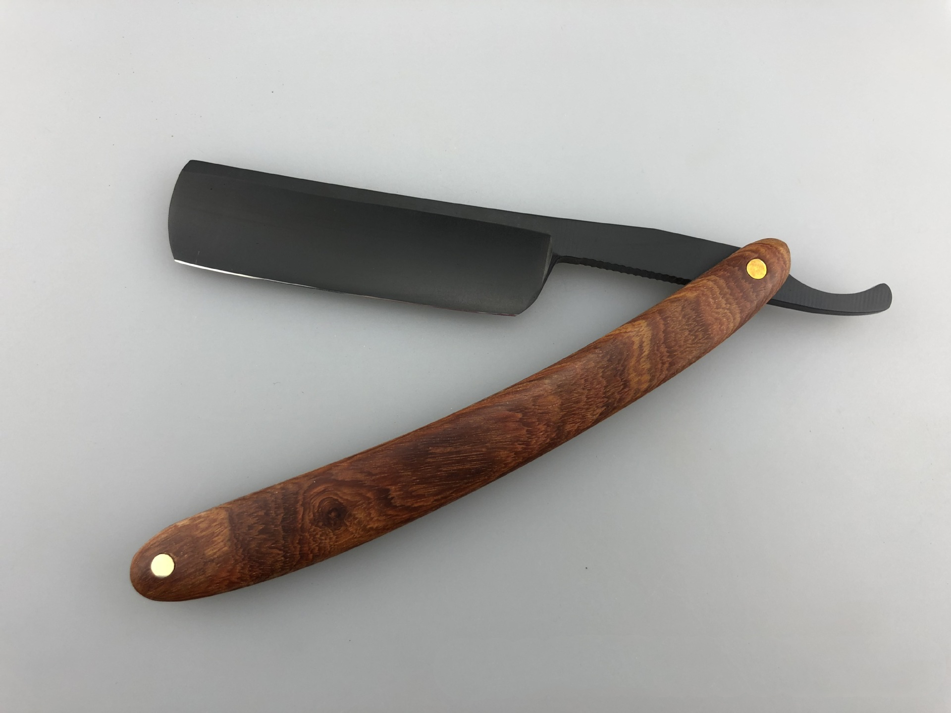 专业手动剃须刀,带桃花心木木柄的直刀片