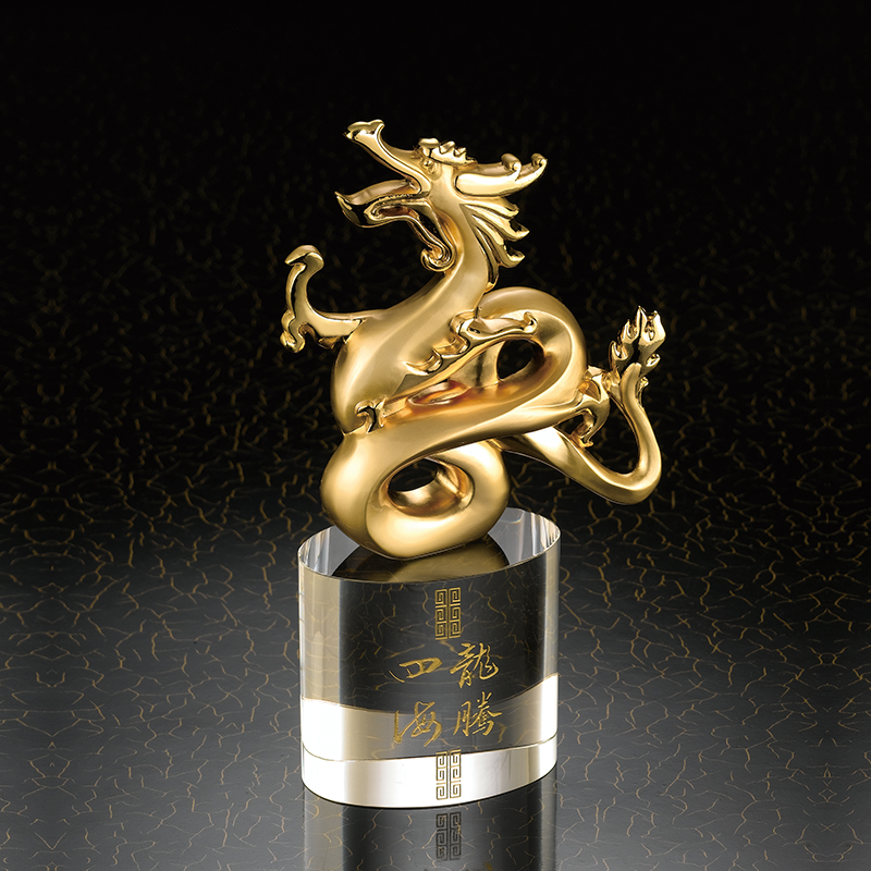 定制设计高品质的金属龙奖杯与水晶