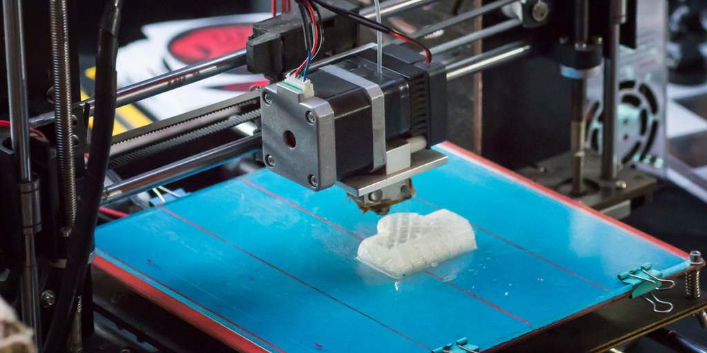 3D printer running while modeling an object