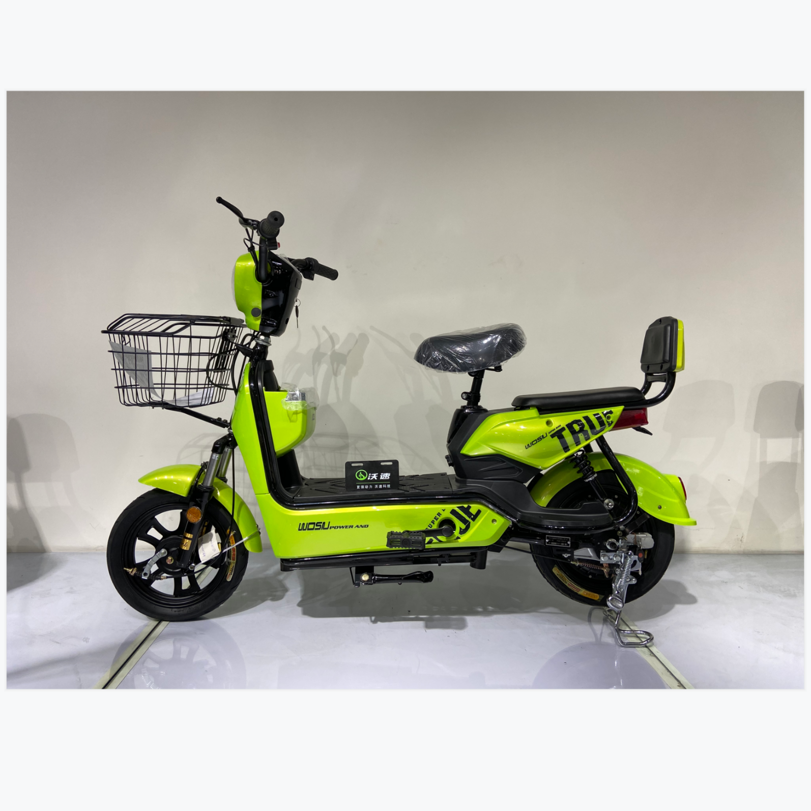 Зеленый Электрический скутер с съемной батареей