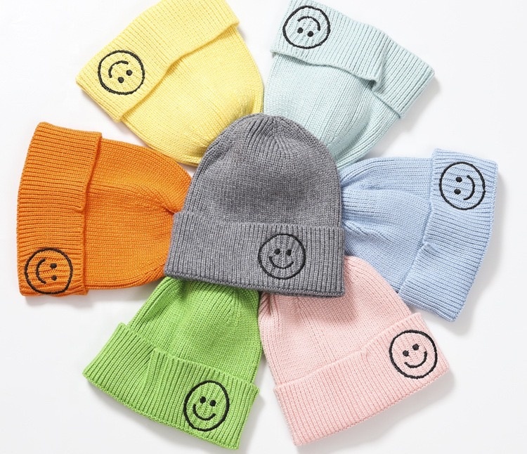 Дешевые пользовательские детские шапки KENSHELLEY Amazon, детские милые шапки карамельных цветов, Детские однотонные простые вязаные шапки-бини с узором улыбки