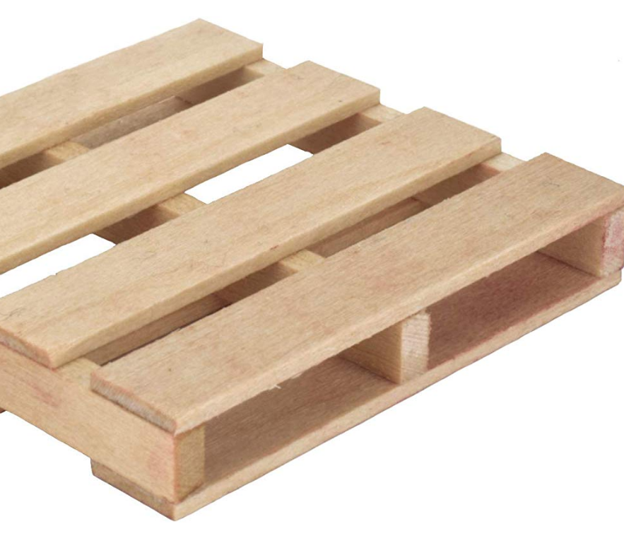 деревянная решетка для душевого поддона. деревянный щит в контейнере. заготовка оконных рам. 600 деревянных. поддон деревянный 600 400.