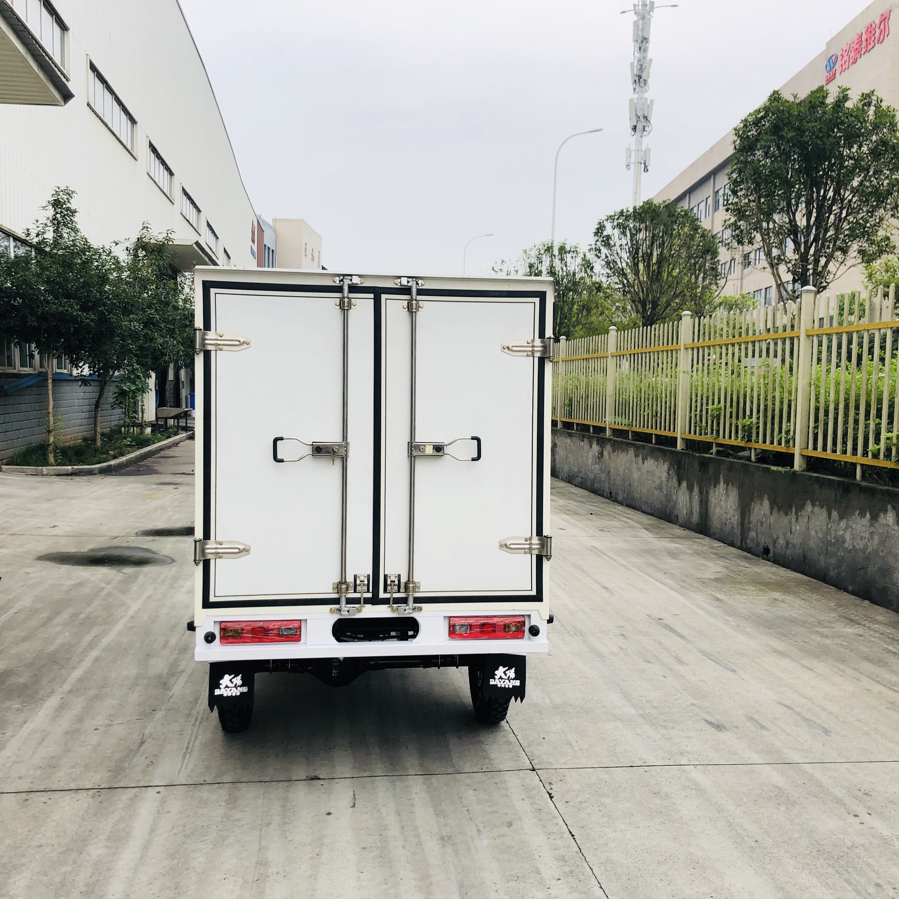 Semi cabin with closed  big cargo box tricycle for carrying food fruit fish with air conditioner 300cc water cooled tricycle