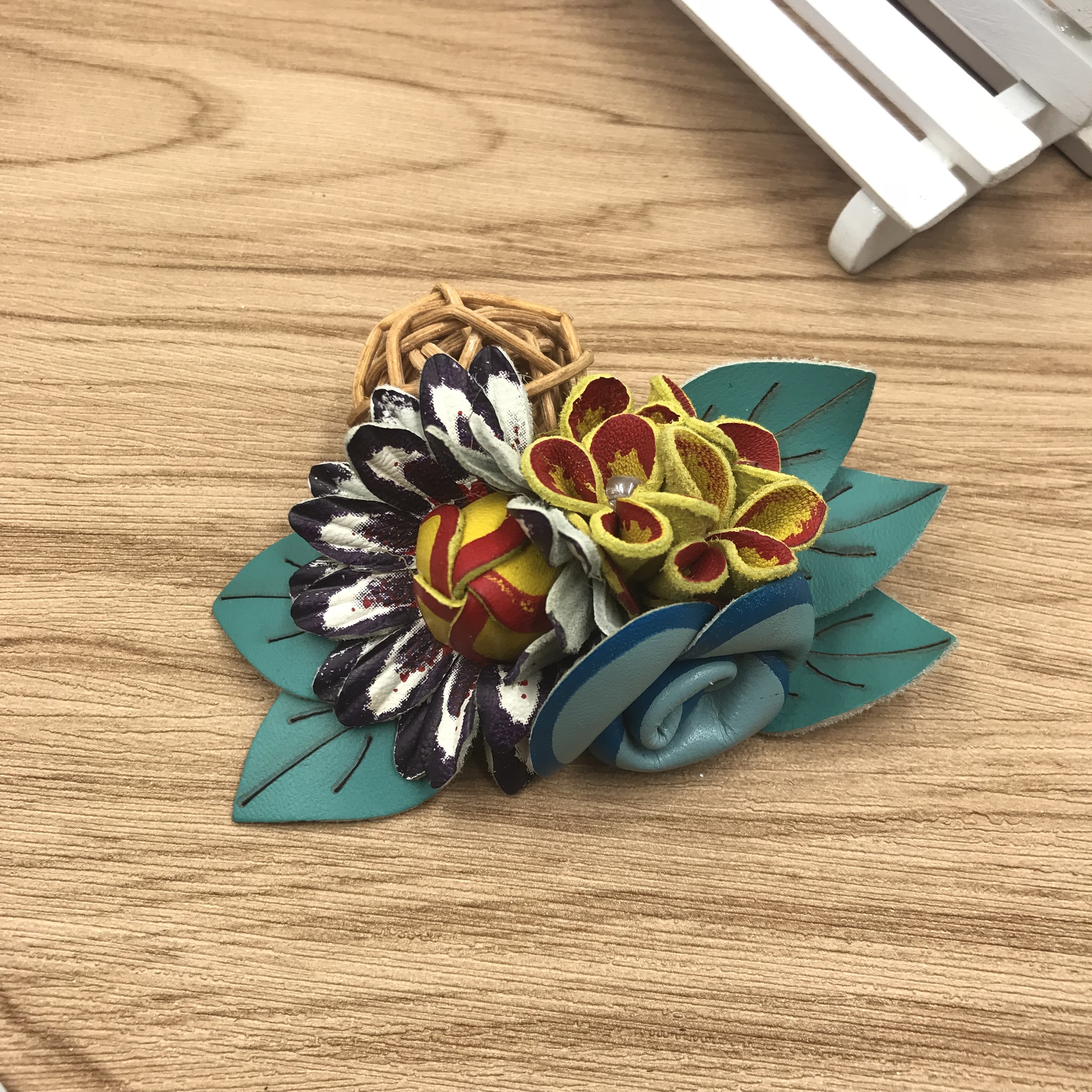 Фабрика Гуанчжоу, Шелковый экран, лазерный распылитель, узор ручной работы, кожаная обувь с цветами, Высококачественная женская обувь, кожаные аксессуары с цветами