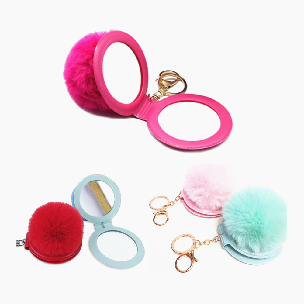 Брелок с помпоном из искусственного меха