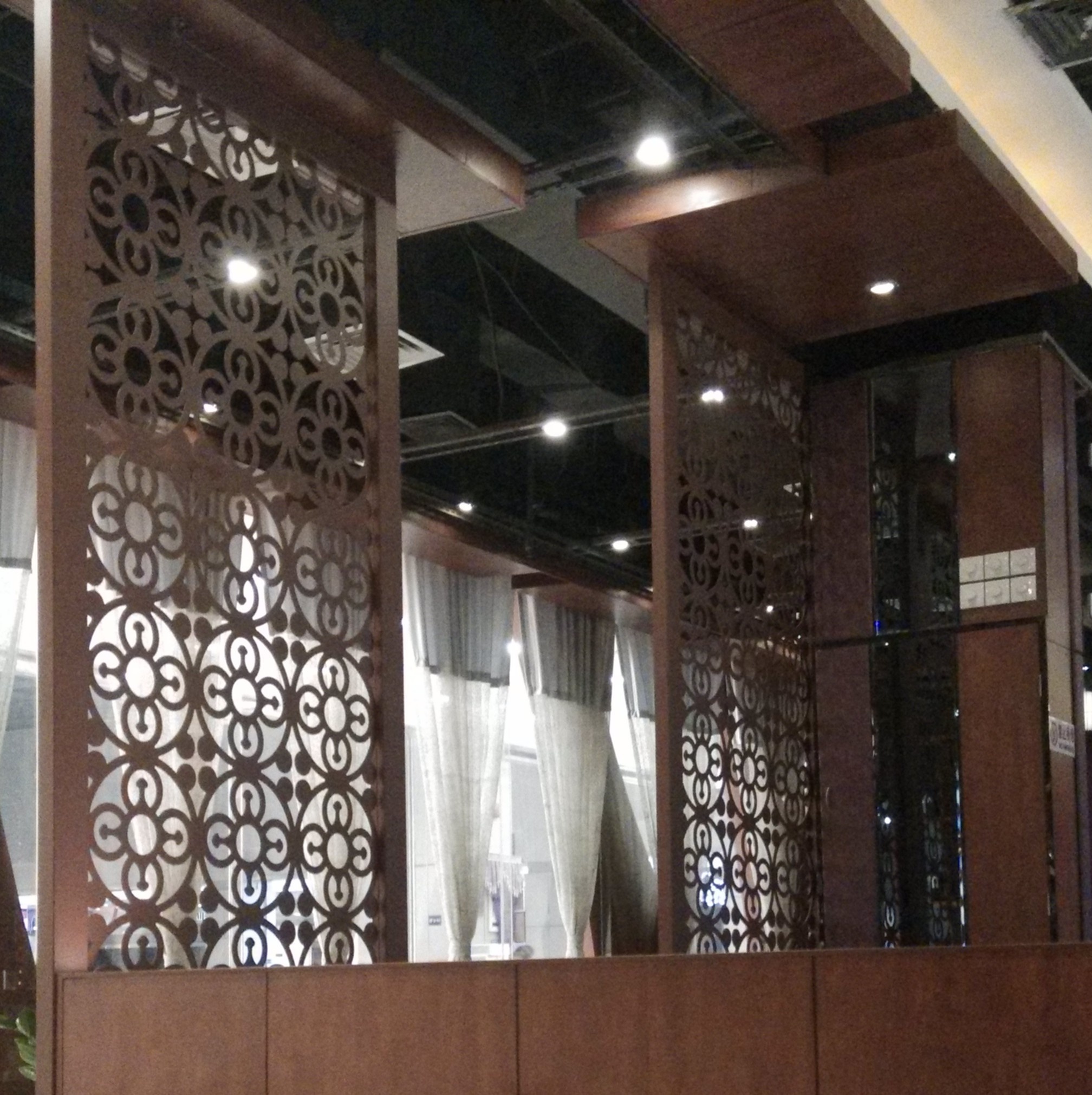 Межкомнатный напольный лазерный разделитель перегородки металлический экран