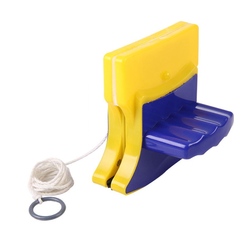 Магнитное устройство для очистки окон с ракелем