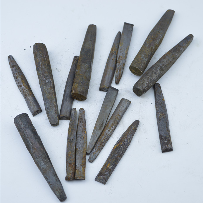 采石场使用 32毫米 34毫米手动分石器进行分石 - buy rock splitter