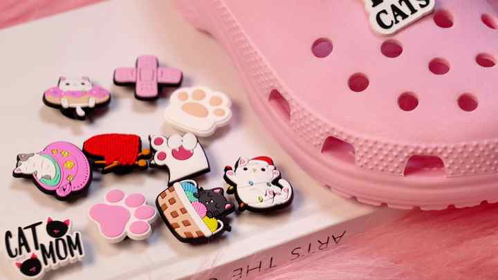 8 Chaussons Décoratifs Pour Sabots Et Claquettes – Motif Pattes De Chat En PVC