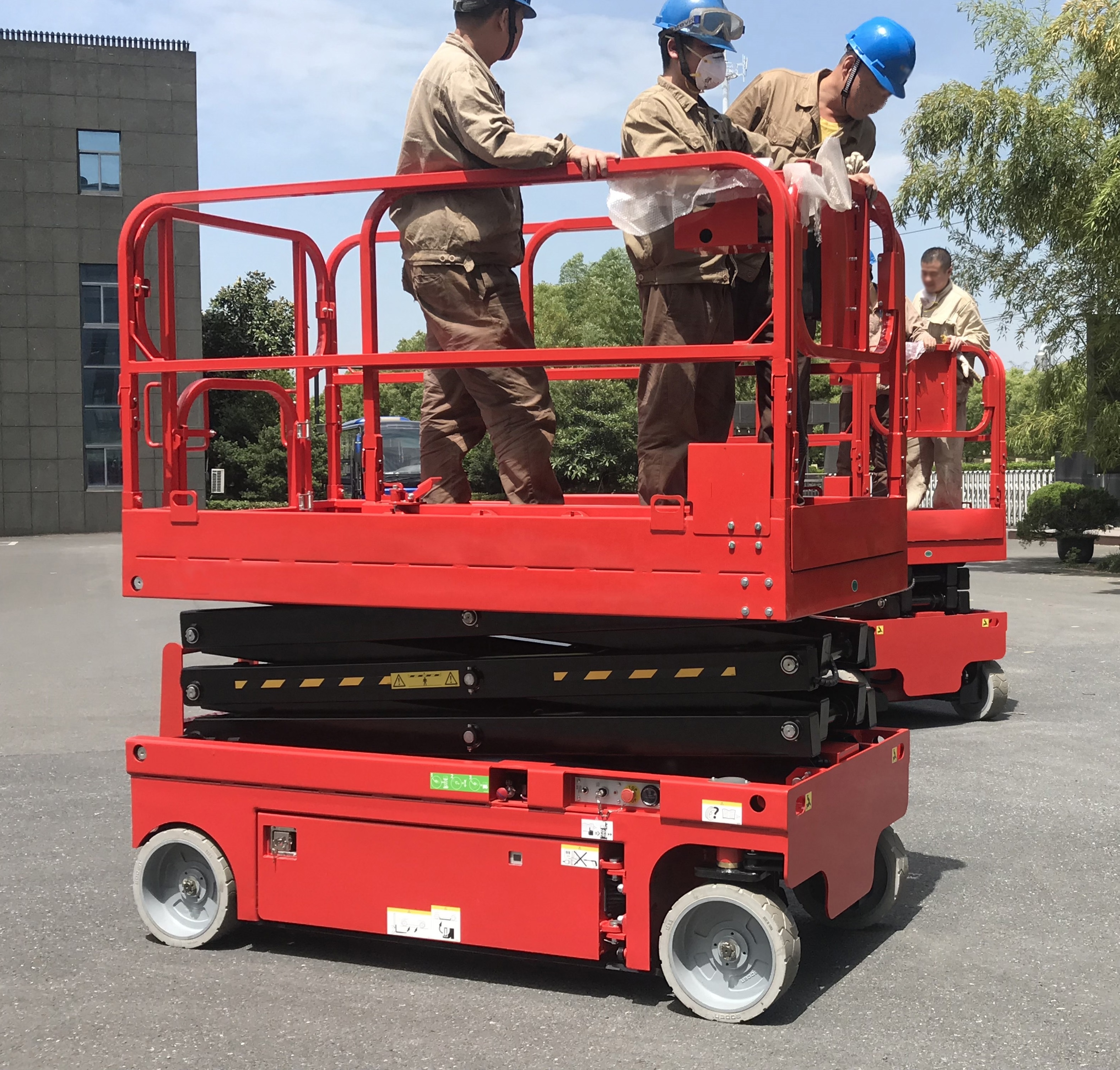 热卖小型剪叉式升降机8米高空作业平台自走式电动剪叉式升降机仓库