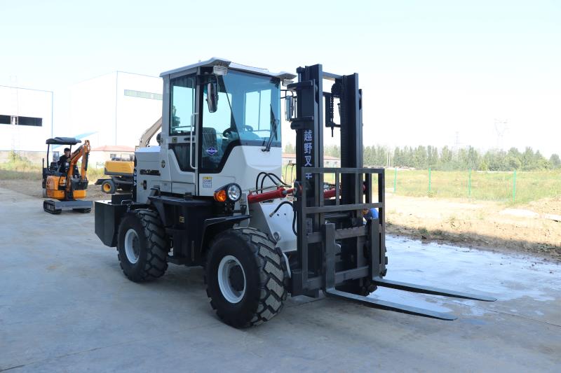 Hot-selling cross-country forklift to lifting 3-6 meters high on the outdoor muddy road and construction site