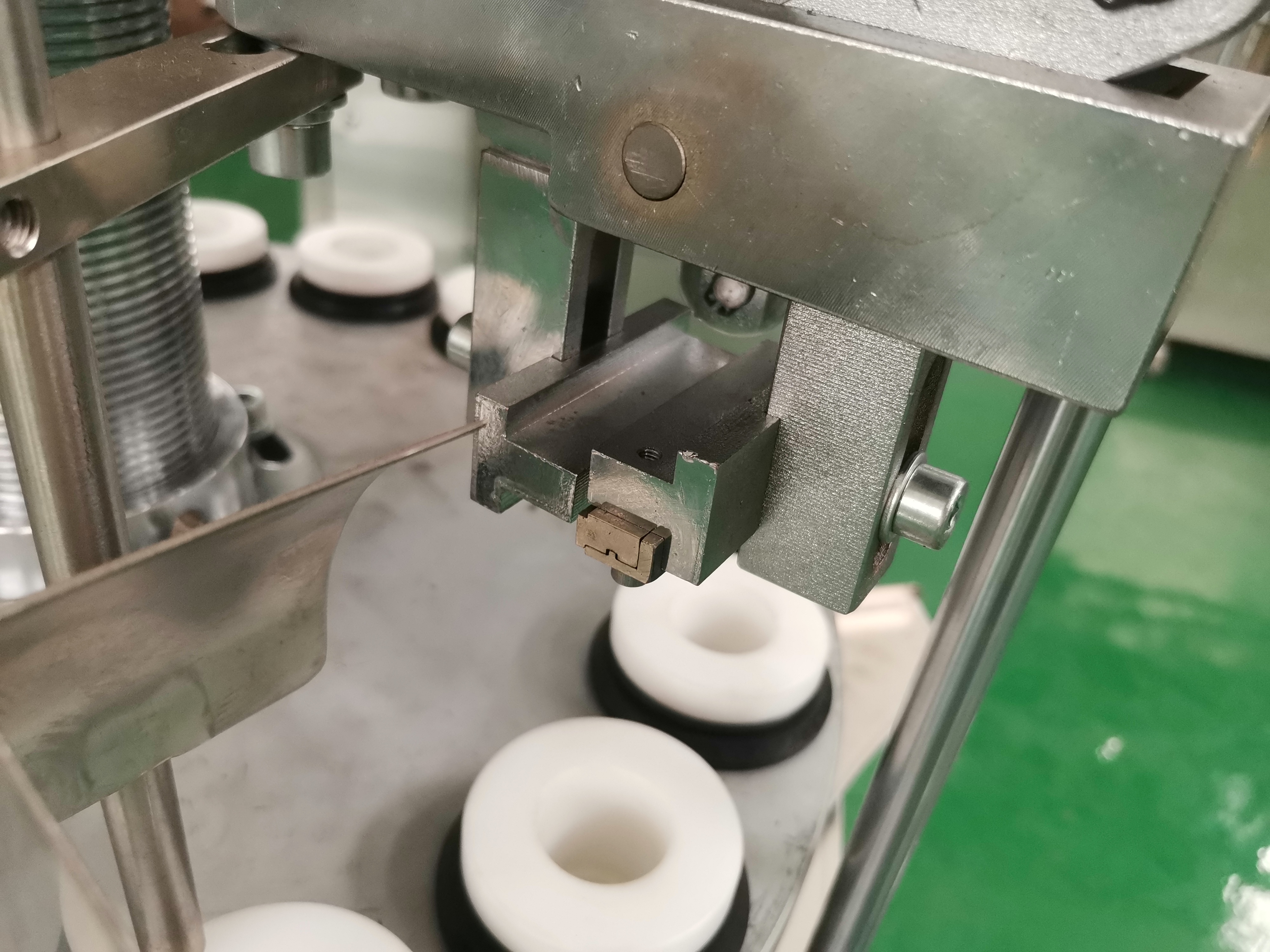 Цена по прейскуранту завода полуавтоматическая Косметическая трубка наполнитель и герметик медицина медицинская мазь алюминиевая трубка разливочная машина запечатывания