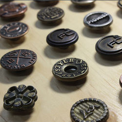 Preço de fábrica Fabricante em relevo Logotipo Liga de Zinco latão de ferro tampa de metal rebite 20mm tamanho personalizado denim Jeans botões com logotipo