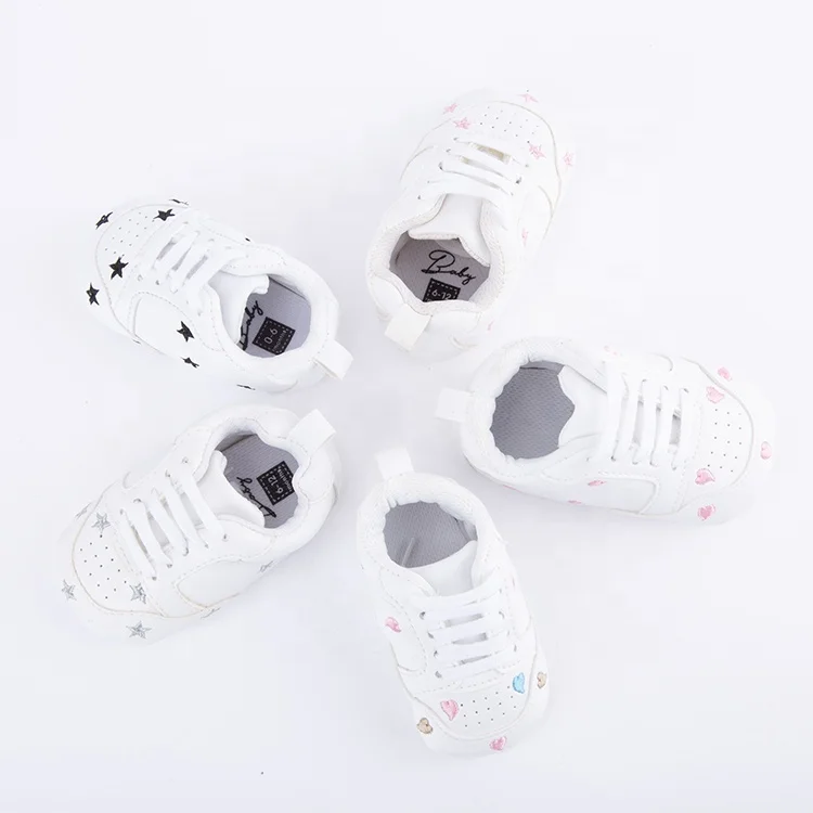Lovely Heart-Shaped Embroidery Design White Baby Sneaker Infant Pre Walker Shoes