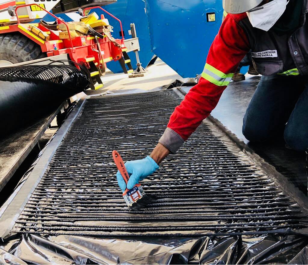 Горячая вулканизация конвейерных лент. Вулканизационные пресса для конвейерной ленты. Технология горячей вулканизации транспортерных лент. Горячая вулканизация конвейерных лент. Вулканизация резинотканевых конвейерных лент.