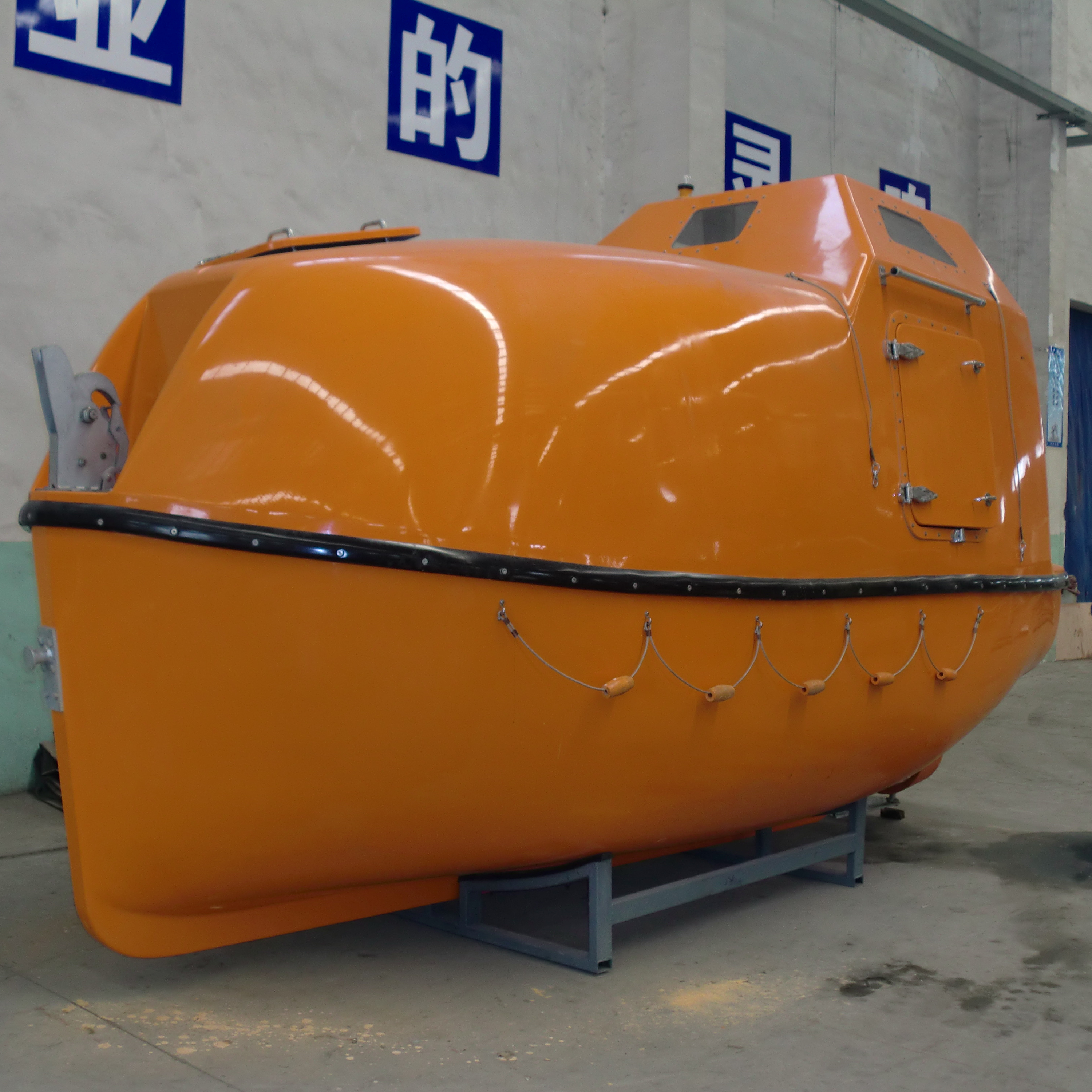 Спасательная шлюпка зса 22. Судовая спасательная шлюпка lbp 750/960 - 65/150 p. Шлюпки закрытого типа. Шлюпки закрытого типа. Хардинг спасательная шлюпка.