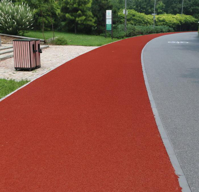 Покрытие из резиновой крошки дорожки. Дорожки из резиновой крошки. Резиновое покрытие для бетонных дорожек. Резиновое покрытие для дорожек. Покрытие из резиновой крошки дорожки.