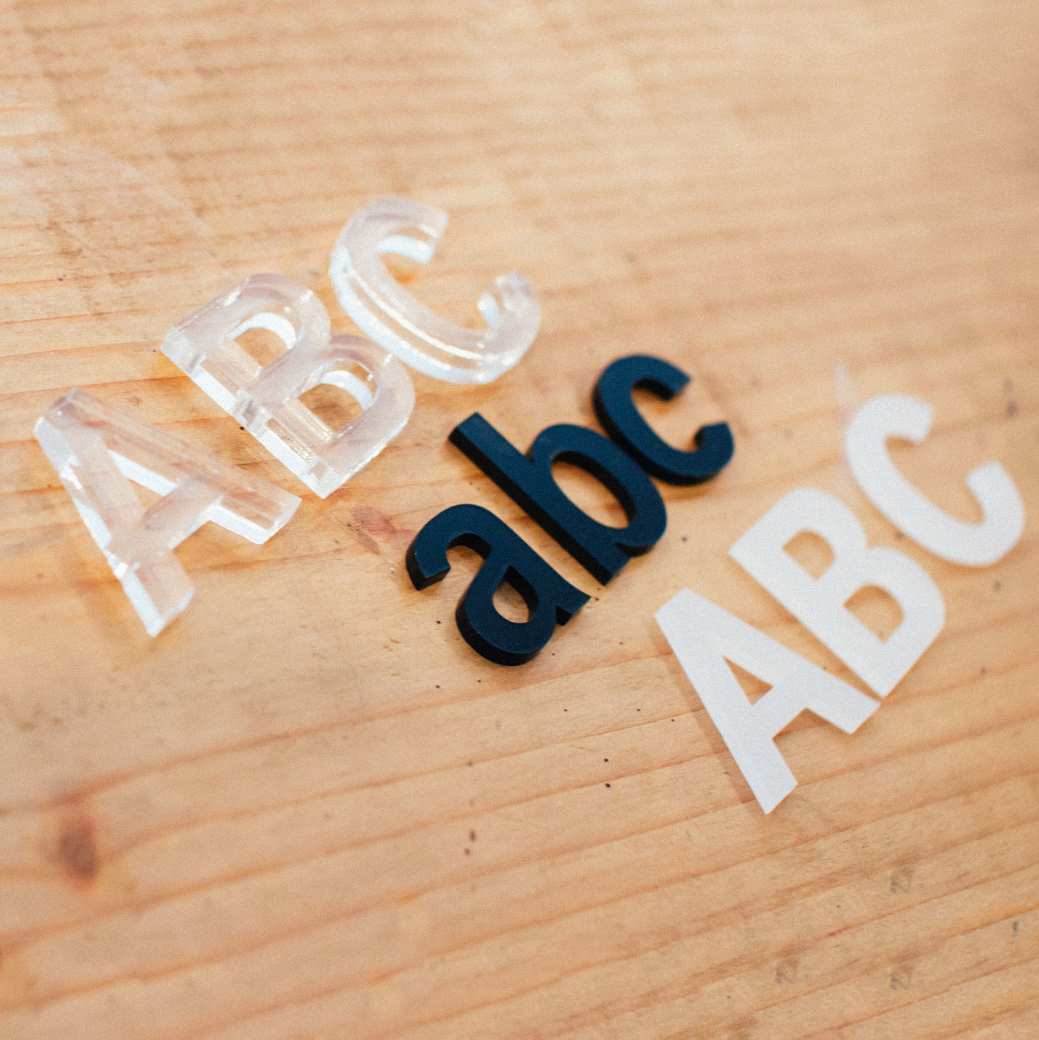 Разрезная буква м. Лазерная резка букв. Объемные буквы. Буквы из журналов русские. Буквы для коллажа.