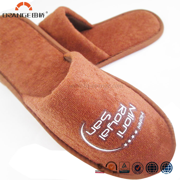 Тапочки белорусская adanex. Тапочки для парочек. Кроссовки в единственном. Тапочки в единственном. Туфли в единственном числе.