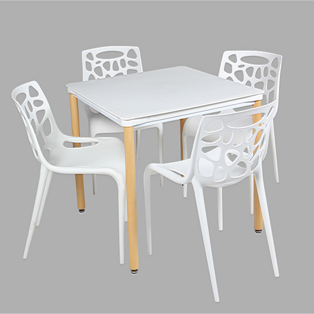 Квадратный цветной деревянный столик в ресторане на продажу