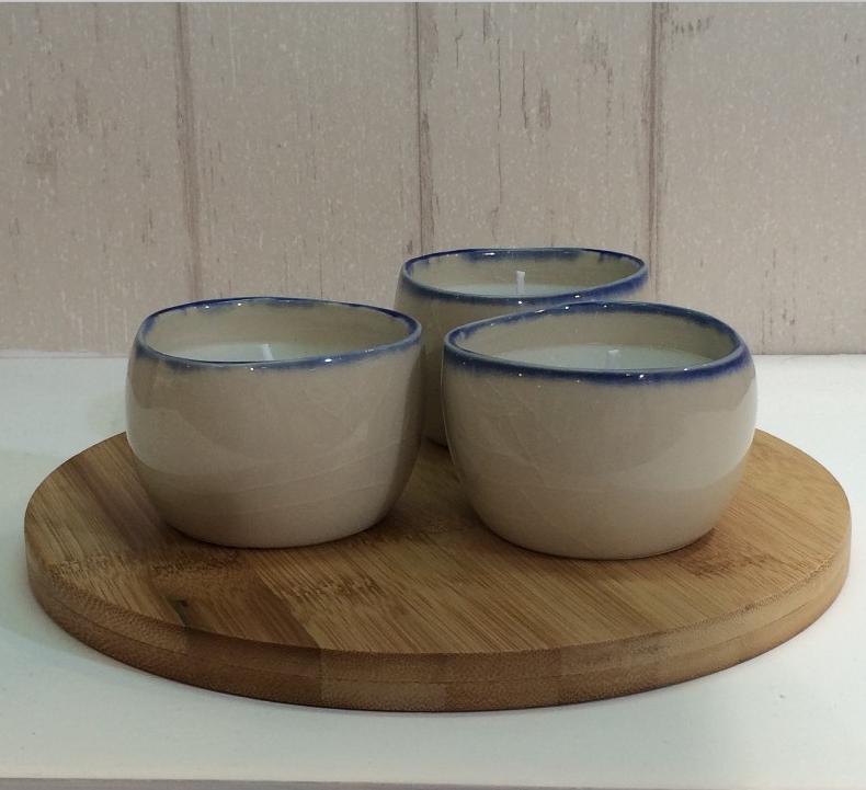 Белый и синий набор из 3 держателей для чайных ламп на деревянной тарелке