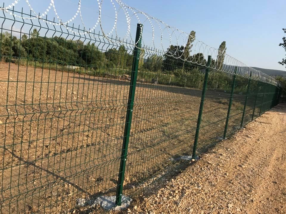 China manufacturer PVC coated High quality 3D curved fence panel triangle bending fence