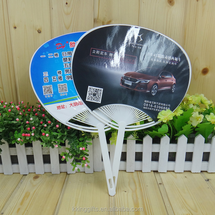 Цена на заказ экологичные рекламные пластиковые подвесные вентиляторы с печатью логотипа ручные вентиляторы