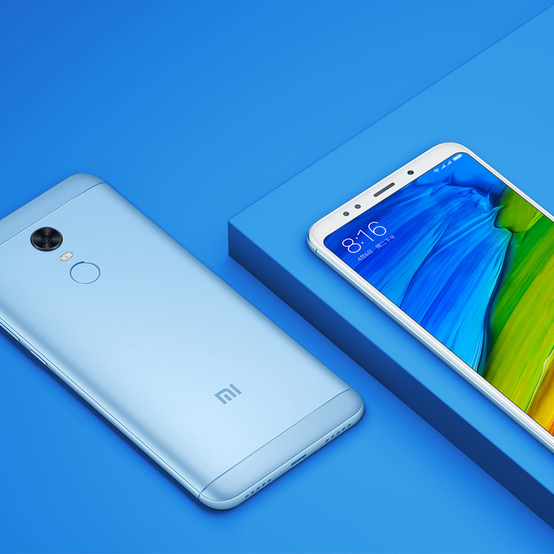 Redmi 5 плюс голубого цвета.