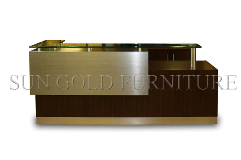 モダンな高光沢L字型ガラストップと木製オフィスレセプション