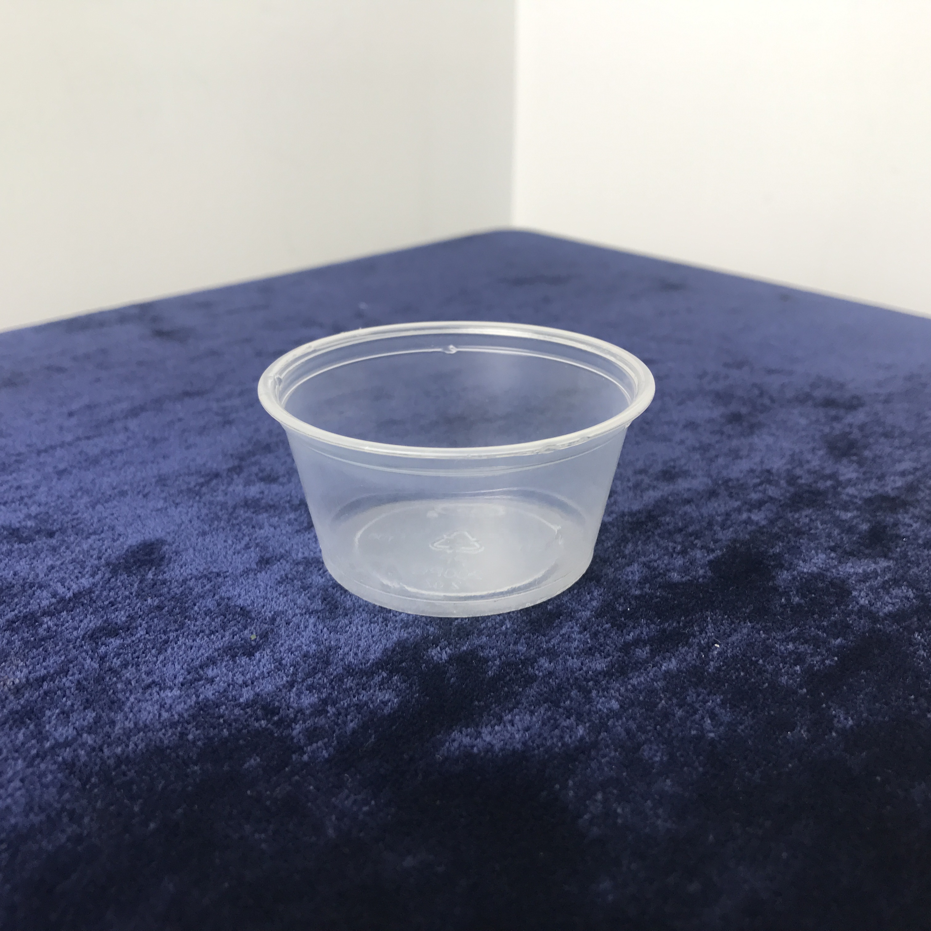 Белая/черная одноразовая пластиковая чашка объемом 2 унции из ПП (чашка для соуса/кружка для суфле) с крышкой из ПЭТ