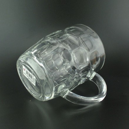 wholesale cheap 550ml clear embossed glass beer mugs with handle
