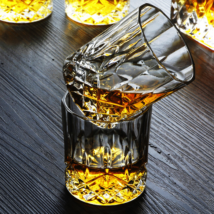 Haonai Collection 4 x 200ml Glass Whiskey Wine Tumblers & Square Glass Decanter Bottle Boxed Set