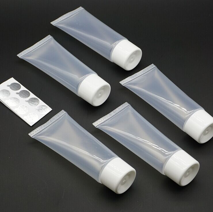 Зажим для тюбика зубной пасты. Зажим для тюбика зубной пасты. Маленькие тюбики для шампуня. Пластиковые тюбики. Тюбики пластиковые с крышкой для опытов.