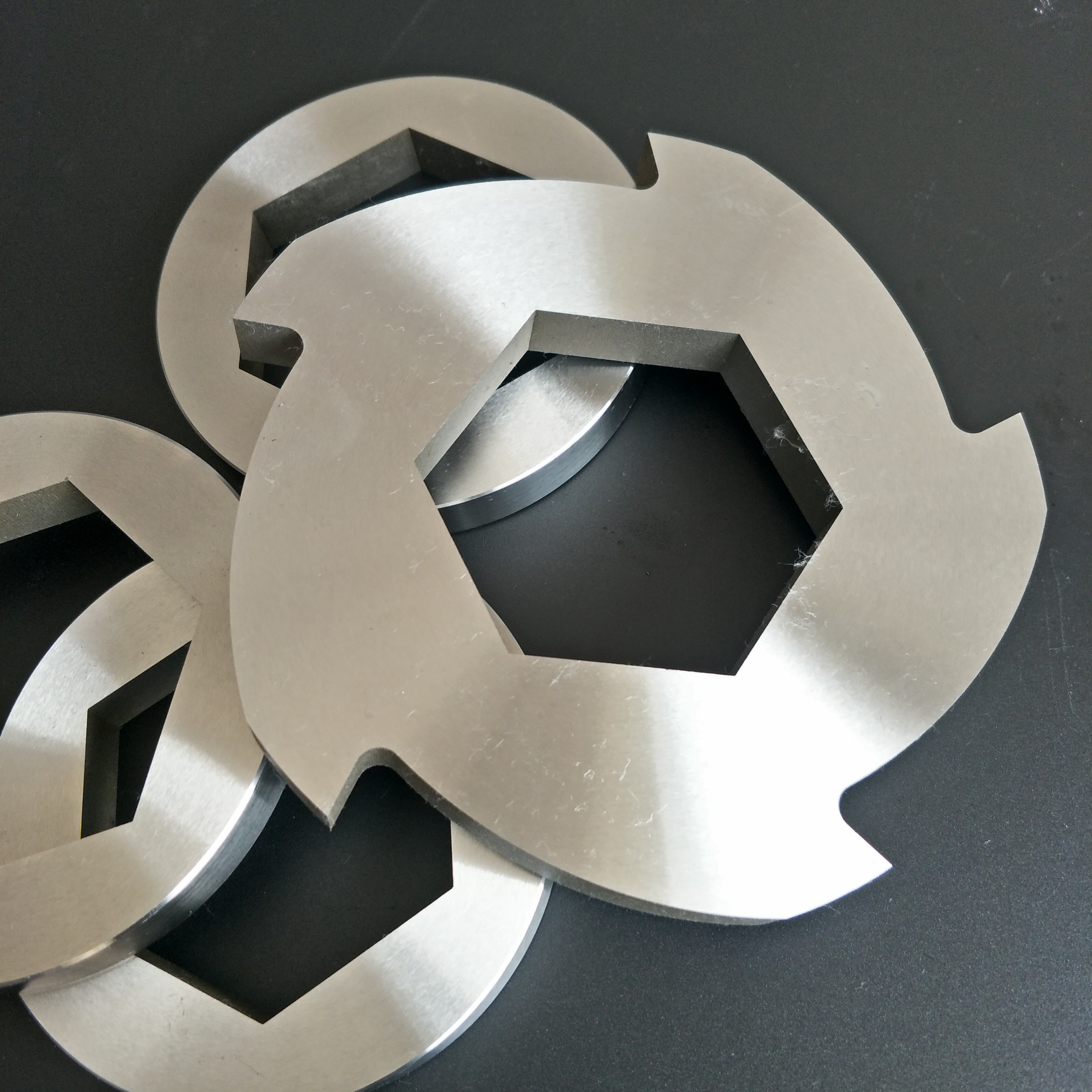 ножи для шредера резины. контрнож для шредера 400 мм. ножи для шредера ngr. нож для шредера 40 40 зазубрины. корончатые ножи для шредера 40*40.