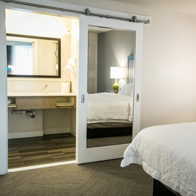 Verniciato bianco Scorrevole In Legno Porta Della Stalla con specchio soft close hardware per Hampton Inn