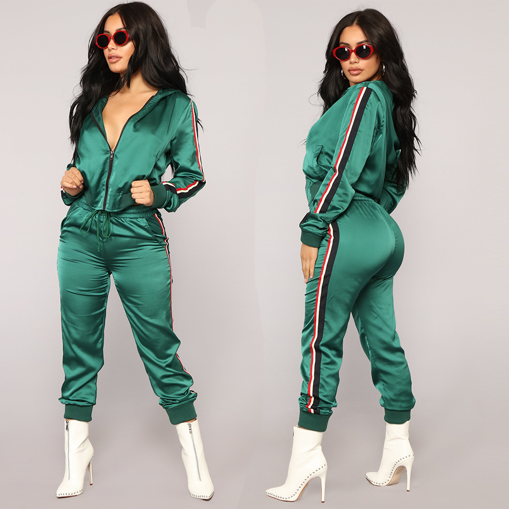 Спортивный костюм зеленого цвета. Спортивный костюм атлас. Атласный спортивный костюм женский зеленый. Спортивный костюм женский ткань гладкая. Женский спортивный комбинированный костюм зелёный.