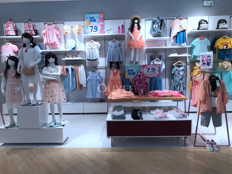 Exhibición de tienda de ropa moderna para niños, muebles de tienda