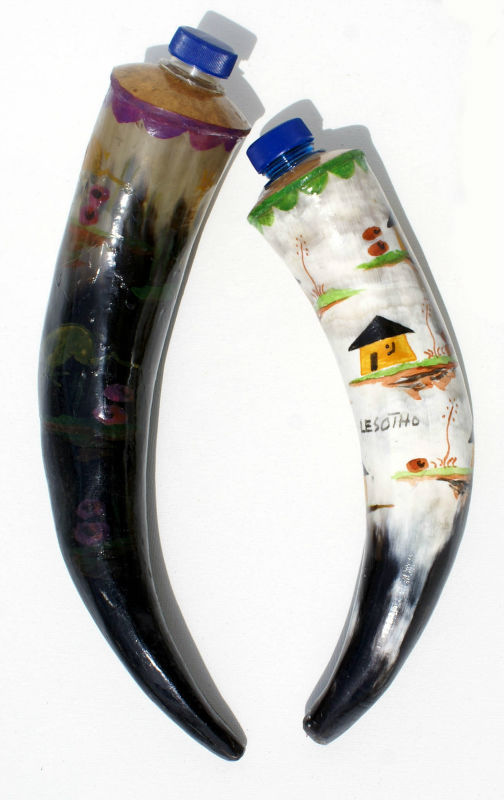 Бутылки из рога быка, традиционные сувениры и поделки из Лесото - Африка, африканская роспись