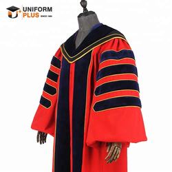 Cerimônia vestido de uniformes e acadêmico da universidade vermelho